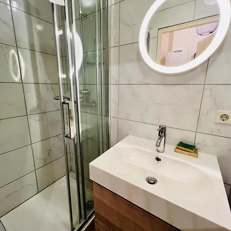 Standing Metz Un à Part