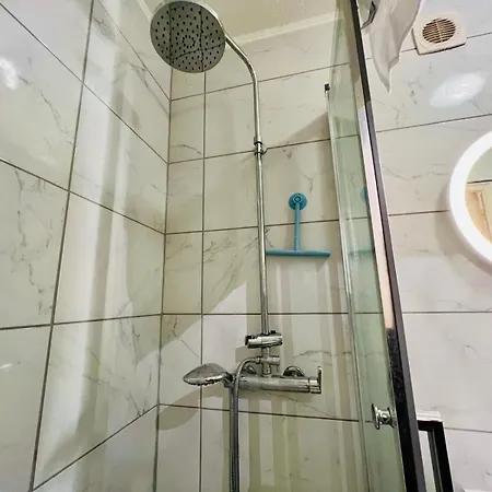 Standing Metz Un à Part *