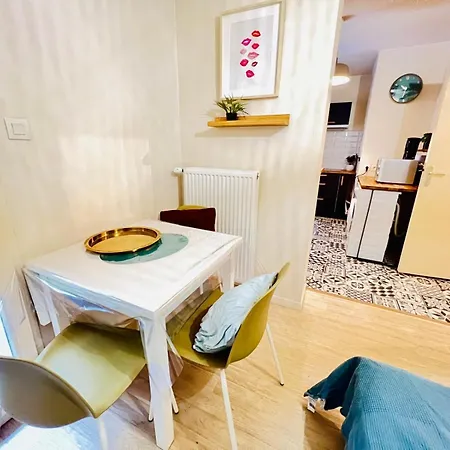 Standing Metz Un à Part *