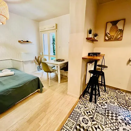 Standing Metz Un à Part *