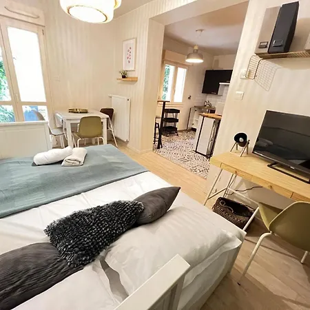 Standing Metz Un à Part *