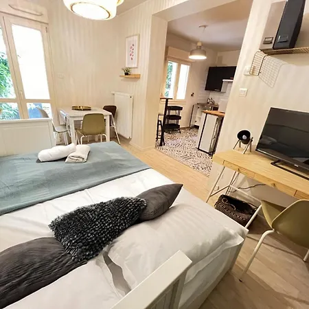 Standing Metz Un à Part *