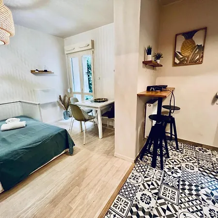 Standing Metz Un à Part